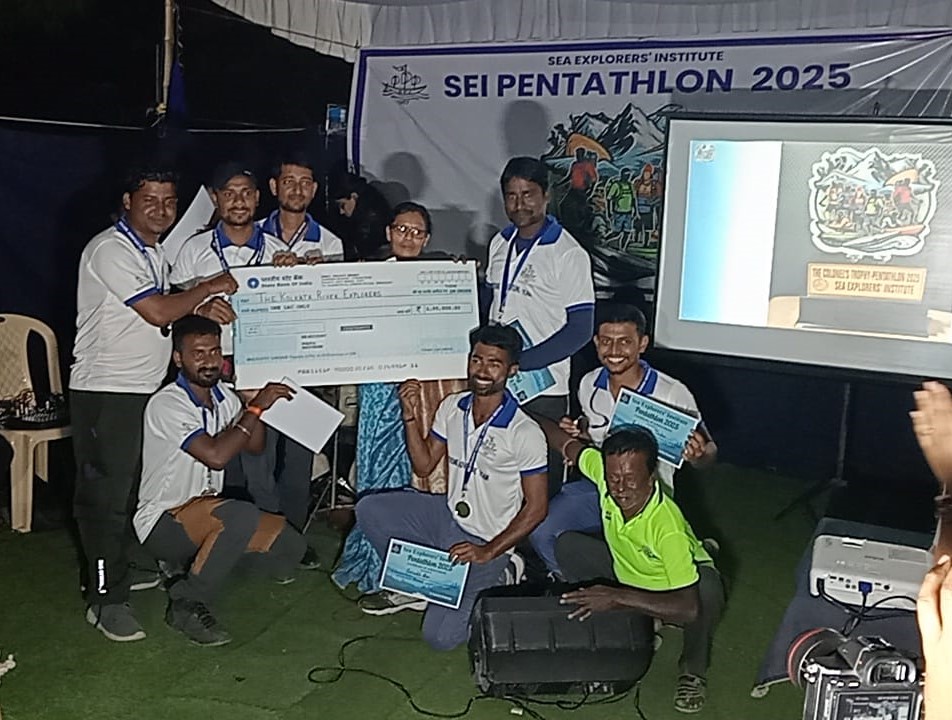 Dr Sangita Mitra, State Director, WWF, West Bengal presents the prize money to the 1st runner up team The Kolkata River Explorers.